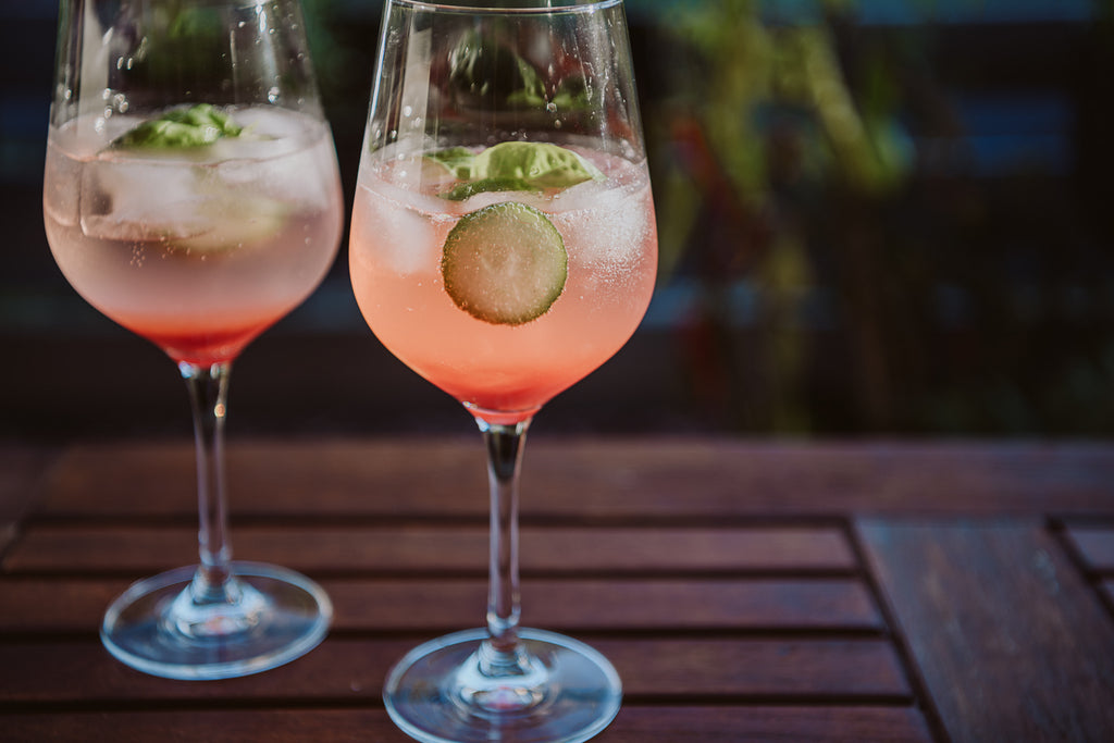 Sommerdrink Holunder- und Himbeerfrische