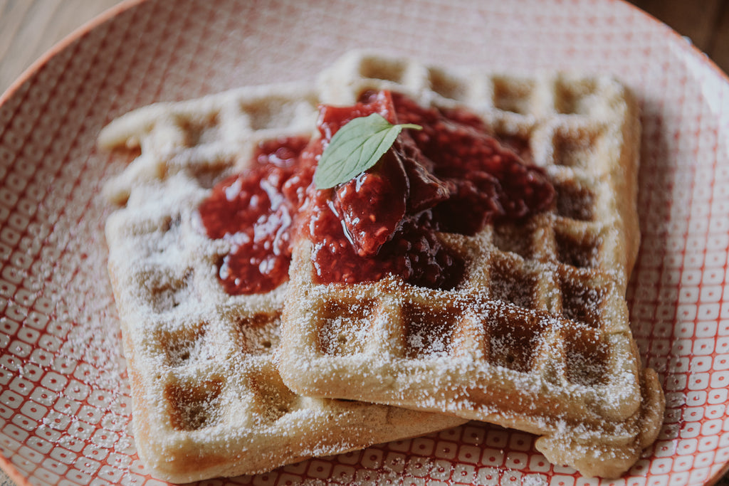 Waffeln mit Himbeer-Rhabarber Grütze