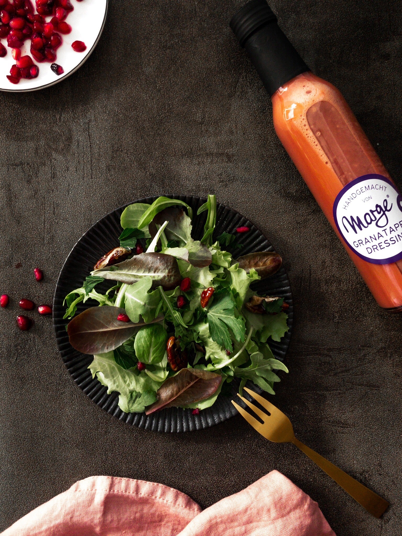 Wildkräutersalat mit Granatapfeldressing – MARGE FeineCreationen Wildkräutersalat mit Granatapfeldressing – MARGE FeineCreationen